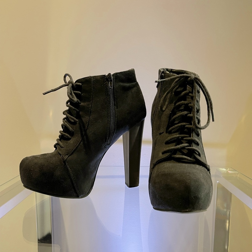 🐈‍⬛CLUB COUTURE 🐈‍⬛  Black booties. Block heels. Laced